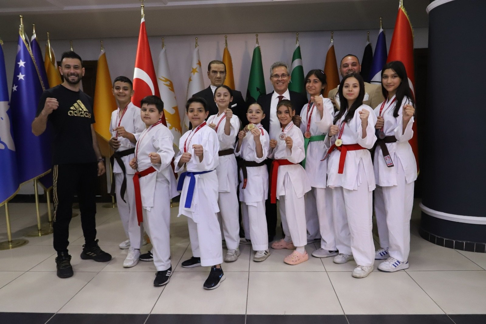Şampiyon çocuklar Başkan Tetik’i ziyaret etti