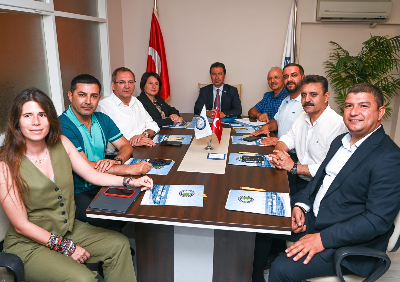 Başkan Ömer Günel’in ücretsiz şezlong ve şemsiye uygulaması kıyı ege belediyelerine örnek olacak