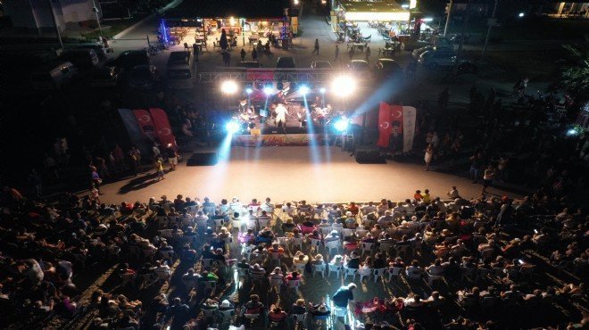 Kuşadası’nda vatandaşlar  Büyükşehir Belediyesi’nin yaz konserleri ile  eğlendiler