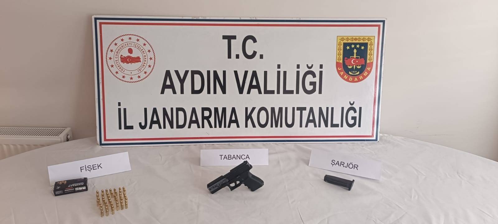 Otomobilde ruhsatsız silah ele geçirildi