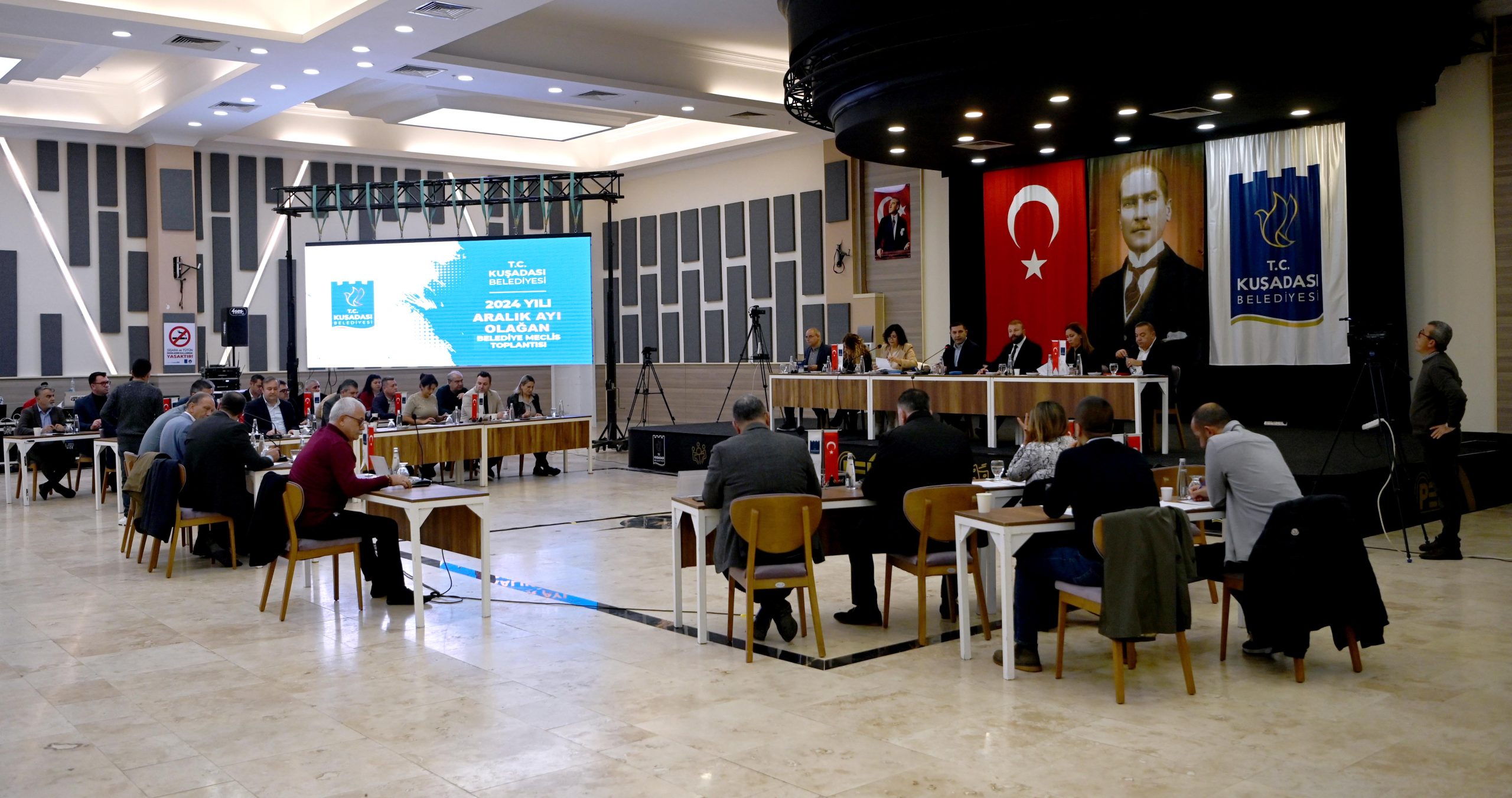 Kuşadası Belediye meclisi yılın son toplantısını yaptı