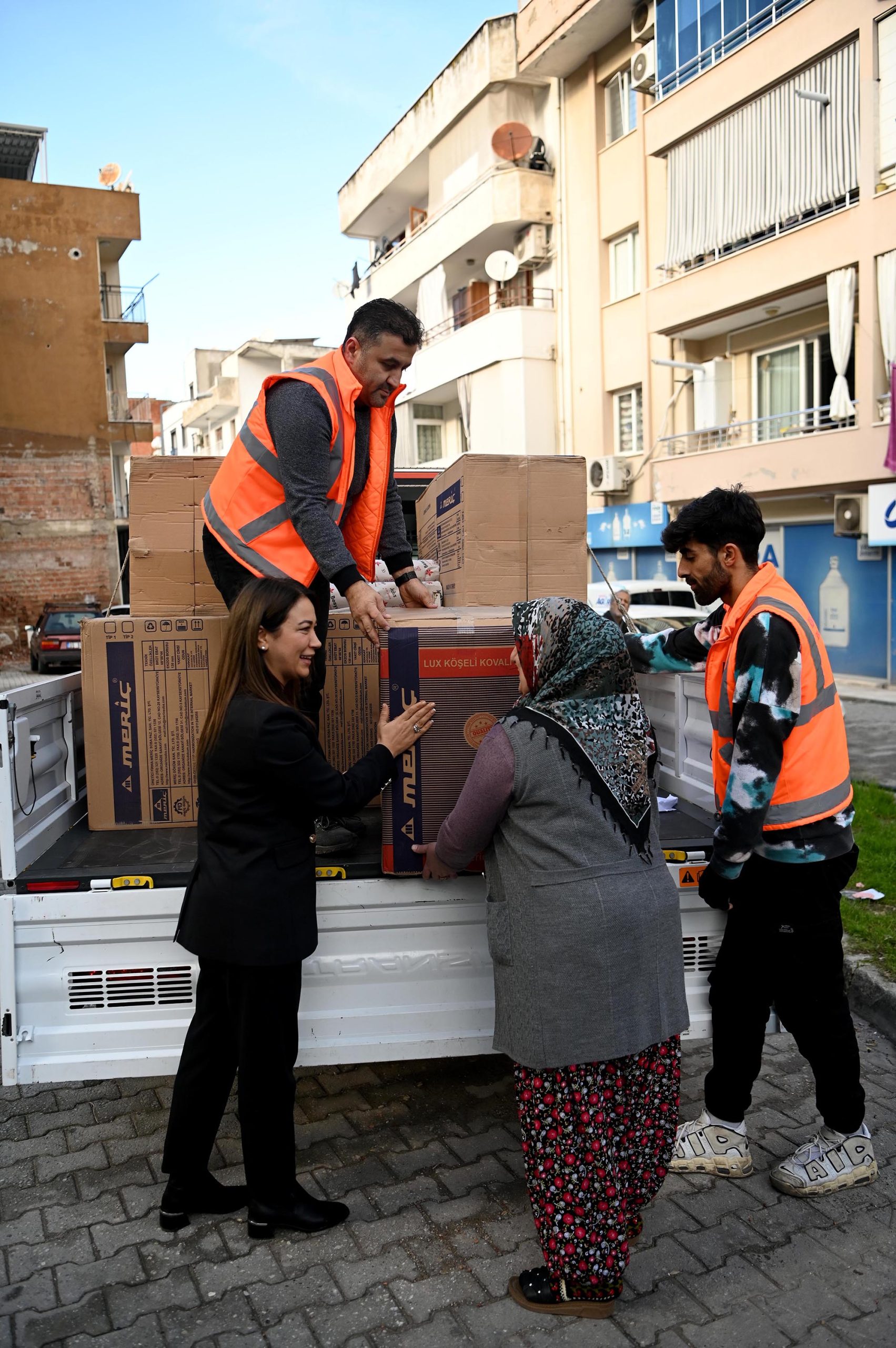 Kuşadası Belediyesi’nin kış desteği soba yardımı ile sürüyor