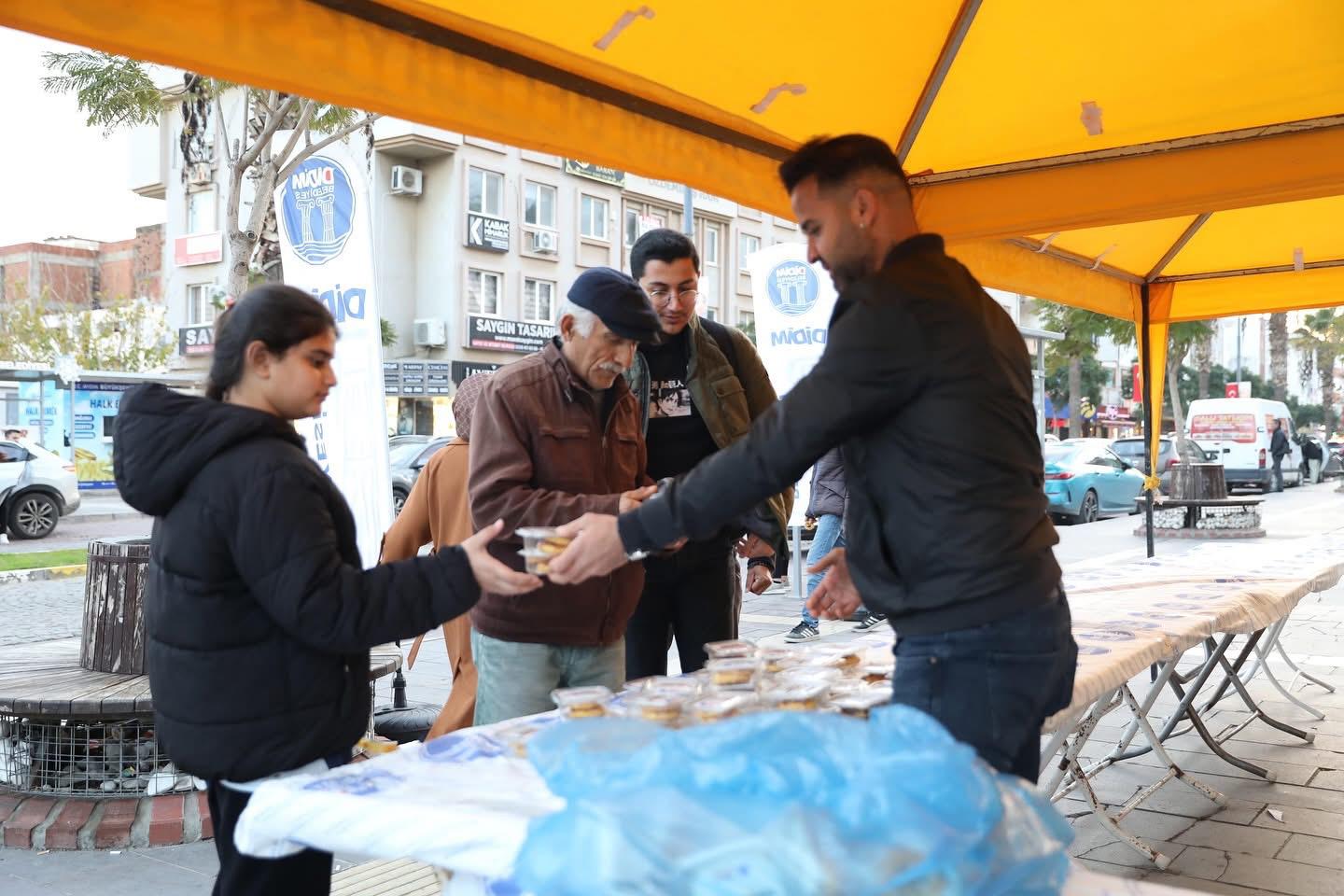 Didim Belediyesi’nden vatandaşlara kandil simidi ikramı