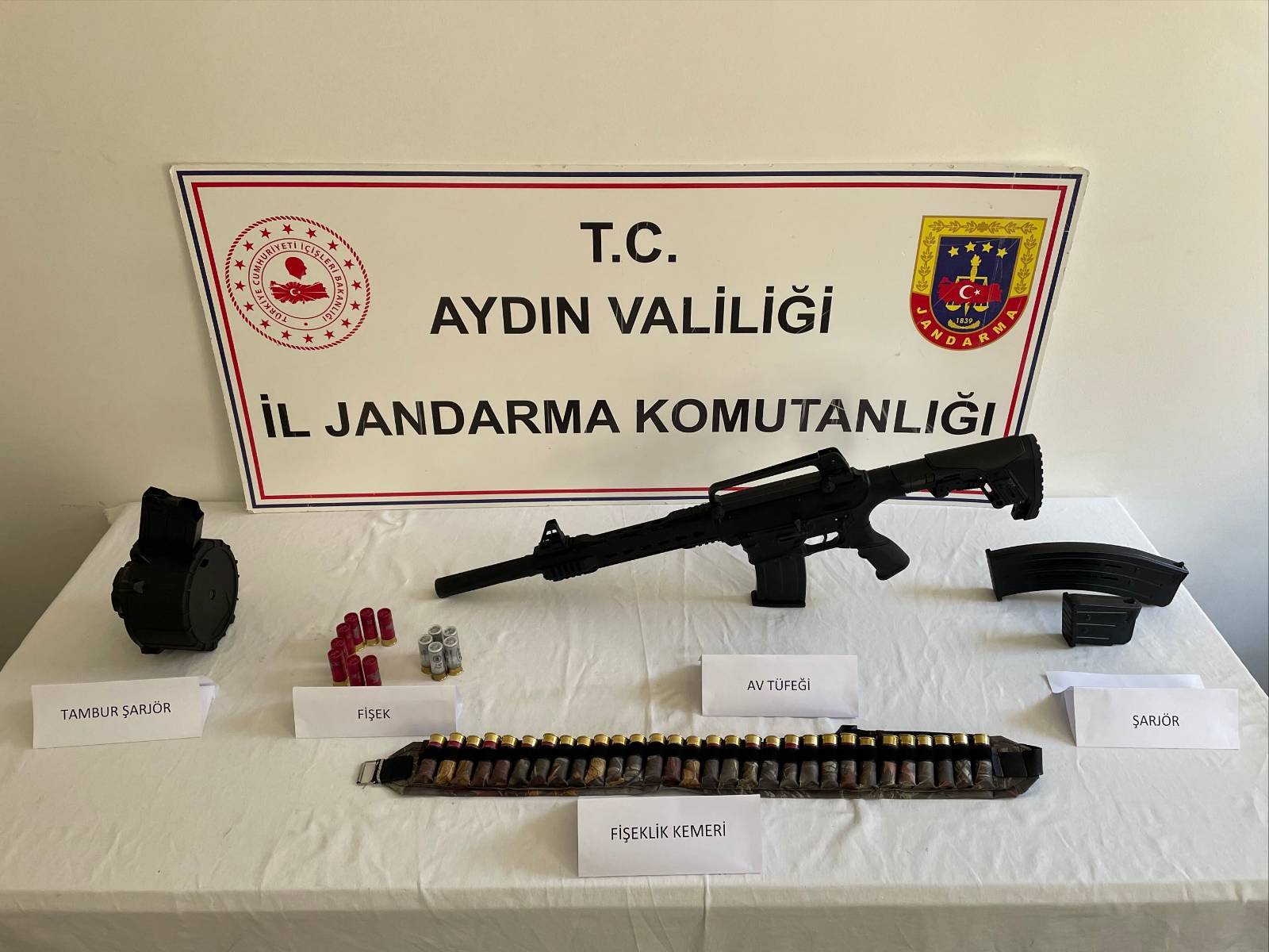 Yol uygulamasında otomobilde av tüfeği ele geçirildi