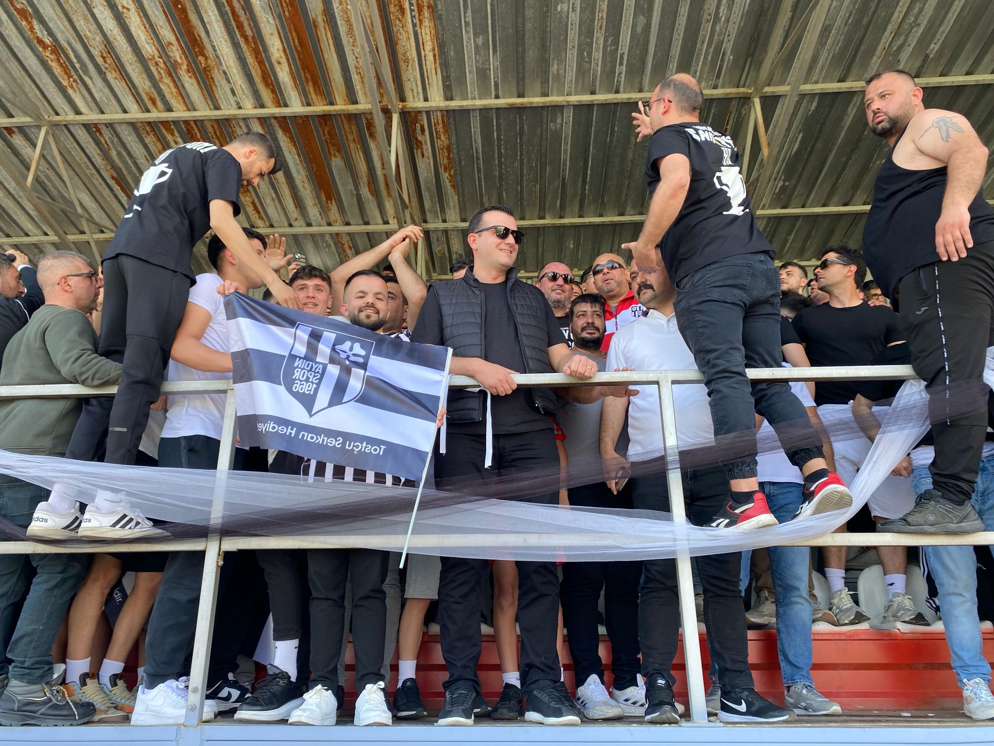 MHP’li Pehlivan şampiyonluk coşkusunu taraftarla yaşadı