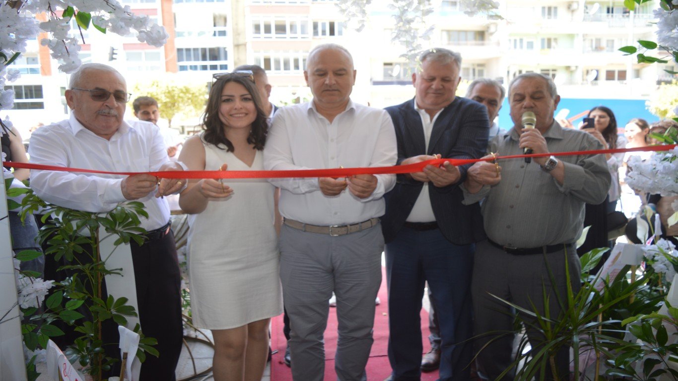 Çineli genç diş hekimi Gülfidan Duran’a ait ağız ve diş sağlığı kliniği hizmetlerine başladı