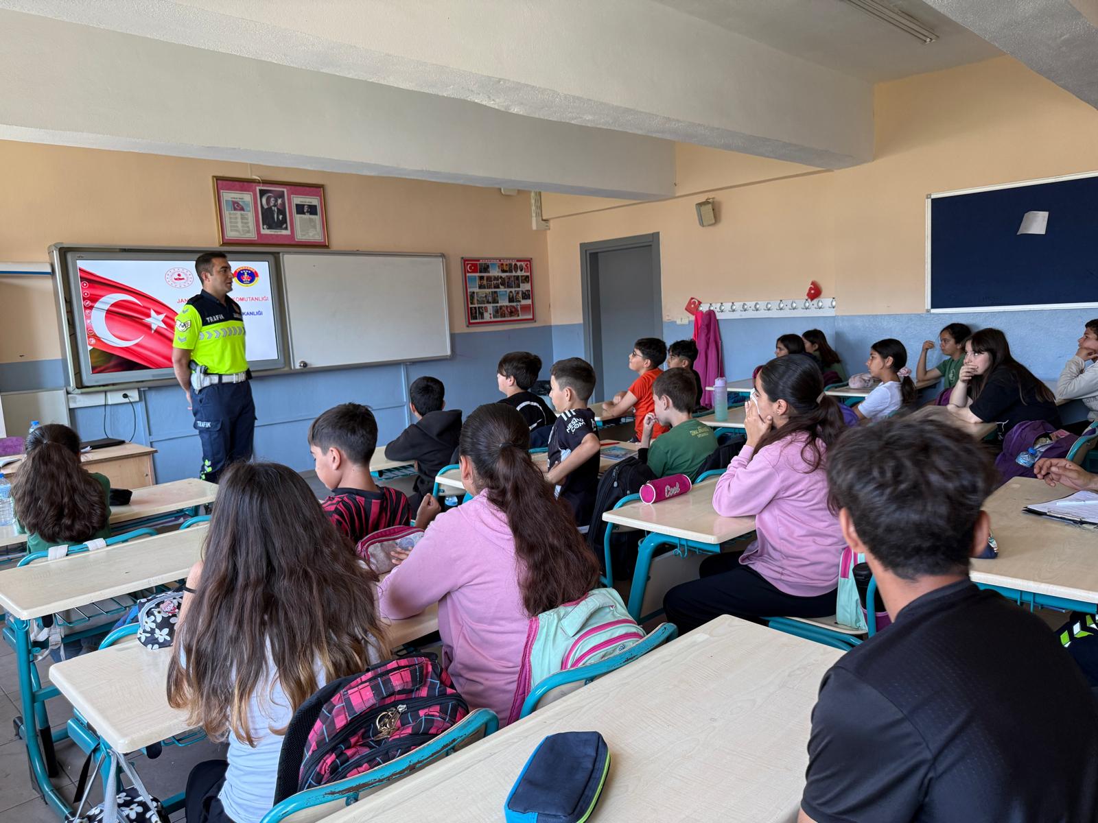 Jandarmadan öğrencilere trafik dersi
