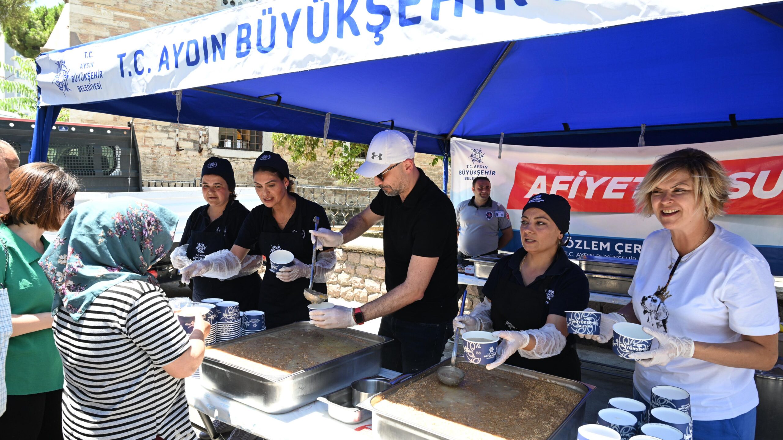 Aydın Büyükşehir Belediyesi’nden vatandaşlara aşure ikramı