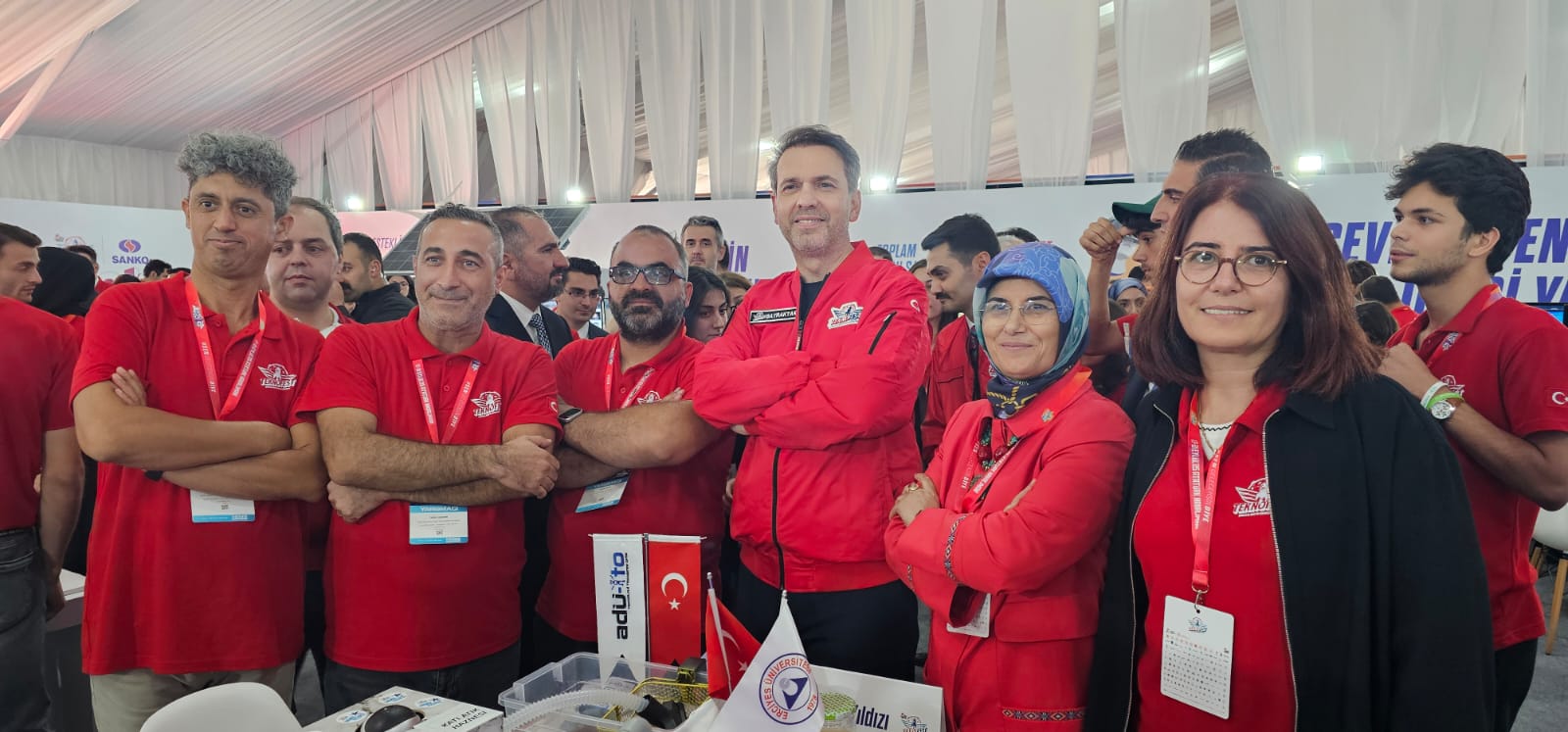 Bakan Alparslan Bayraktar, TEKNOFEST 2025’te Deniz Yıldızı Takımı’nı ziyaret etti