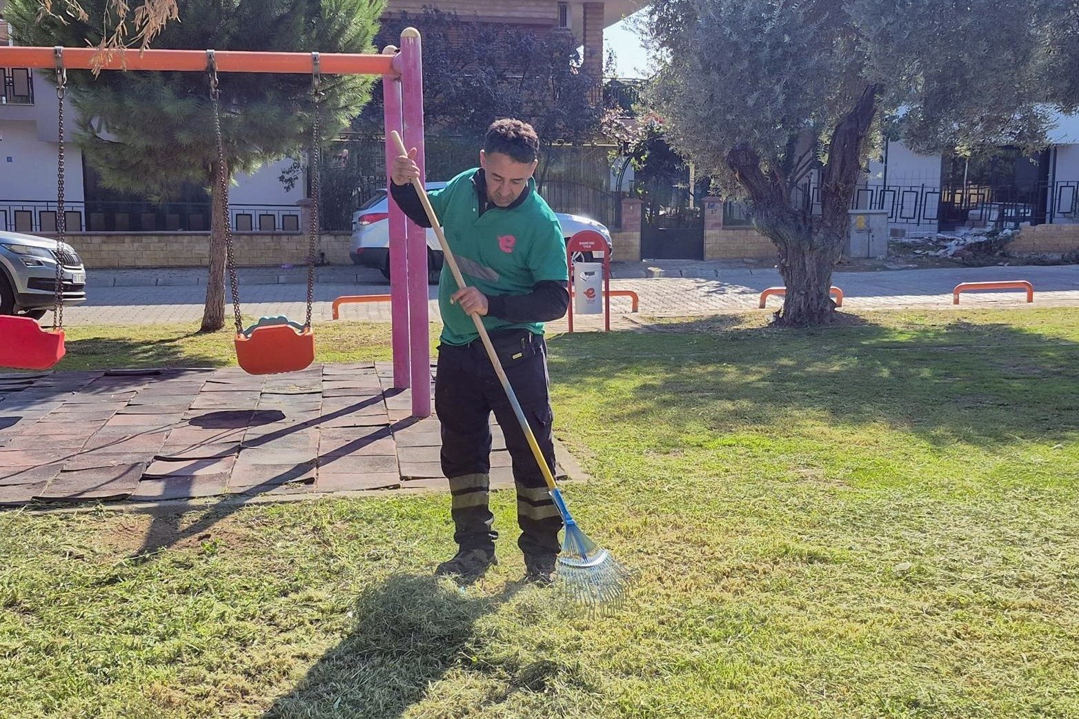 Efeler’de yeşil alanlarda bakım çalışmaları sürüyor