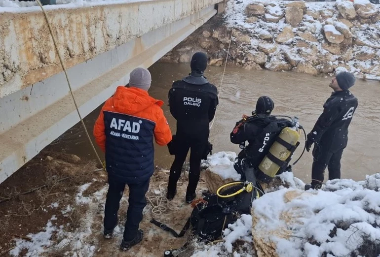 Otomobil sulama kanalına düştü: 3’ü çocuk 4 yolcu aranıyor