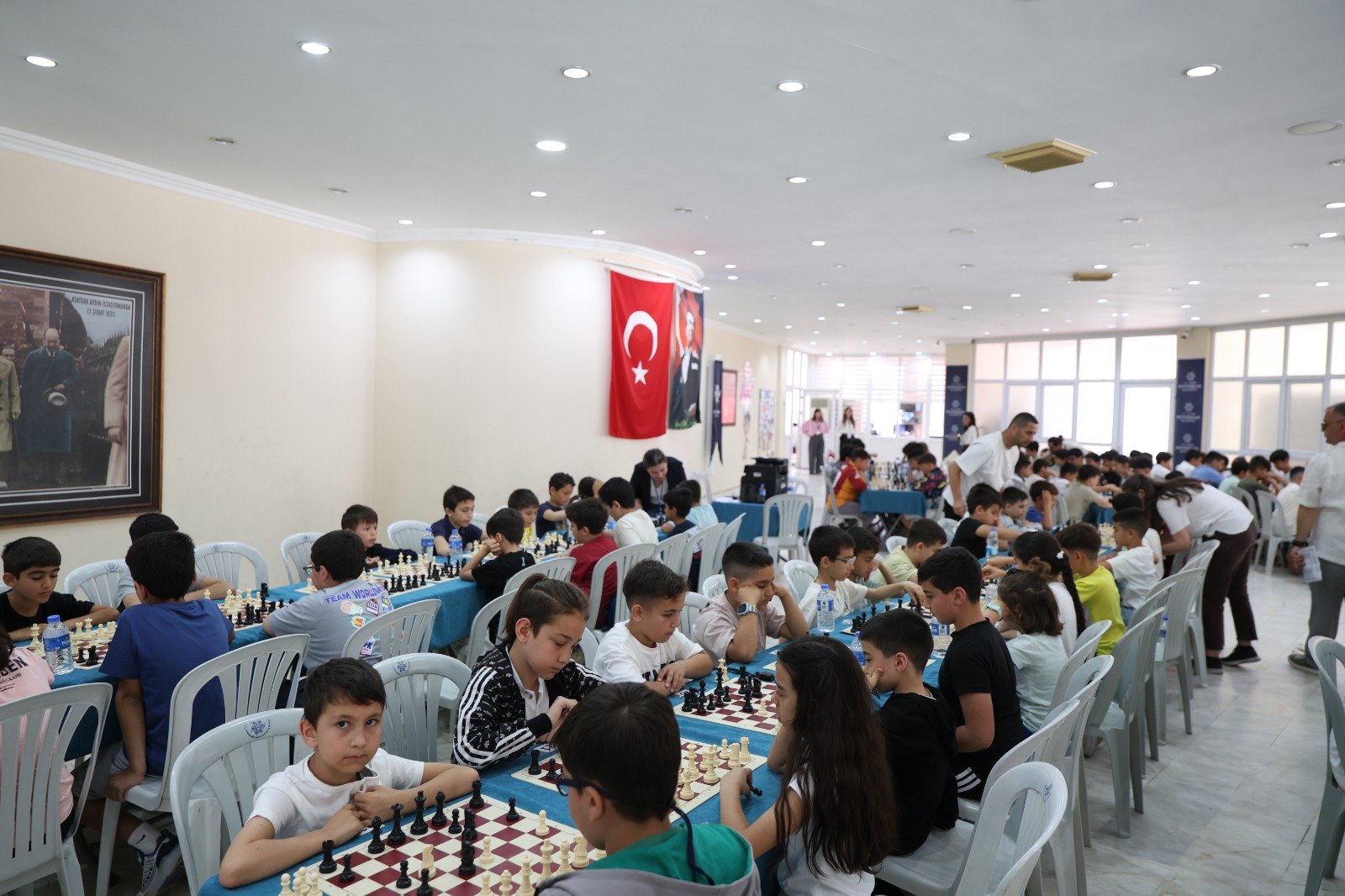 Başkan Çerçioğlu’nun destekleri ile satranç öğrenen öğrenciler hamlelerini yarıştırdı