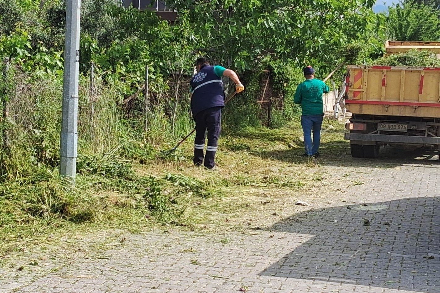 Efeler’de yeşil alanlara nefes aldıran kapsamlı bakım çalışmaları sürüyor