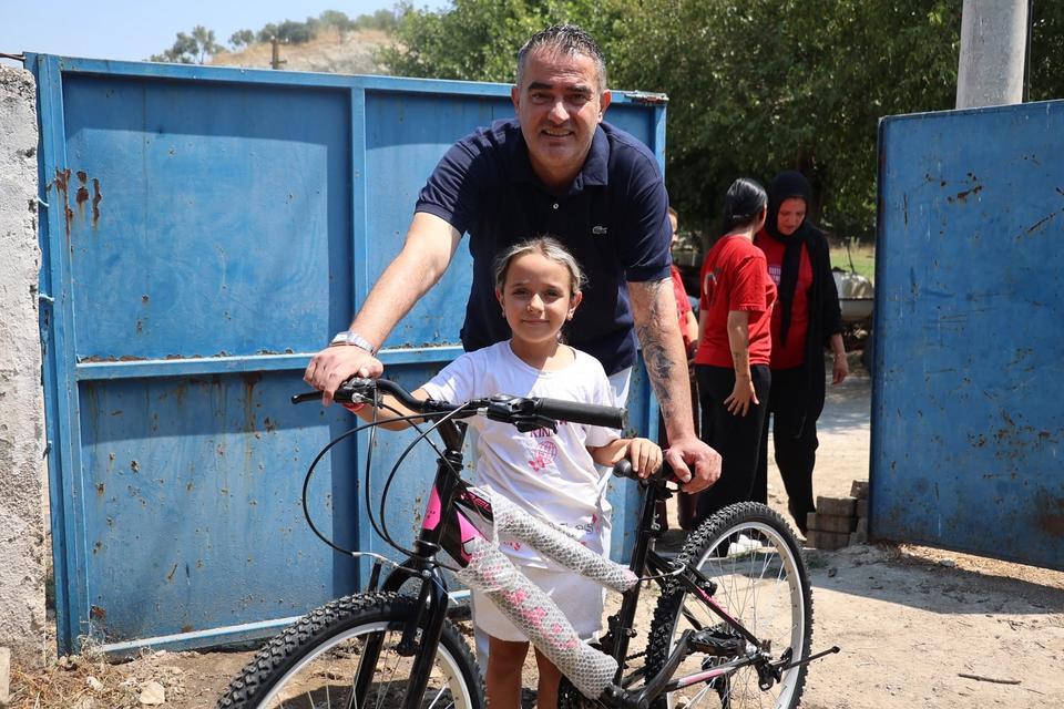 Yangında bisikleti zarar gören Hazal’ı Başkan Arıcı sevindirdi