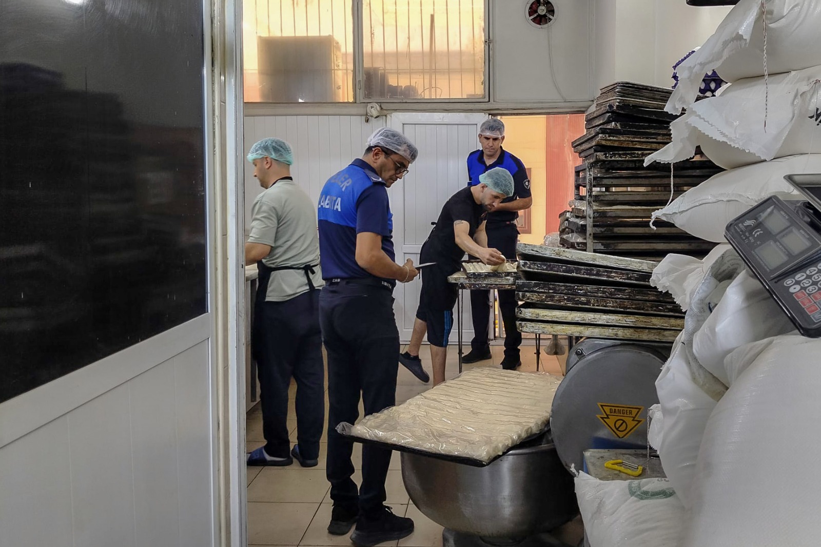 Efeler’de zabıtalardan unlu mamul işletmelerine denetim