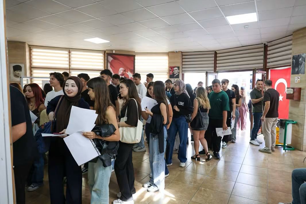 Aydın Büyükşehir Belediyesi’nin, üniversite öğrencilerine AYKART hizmeti sürüyor