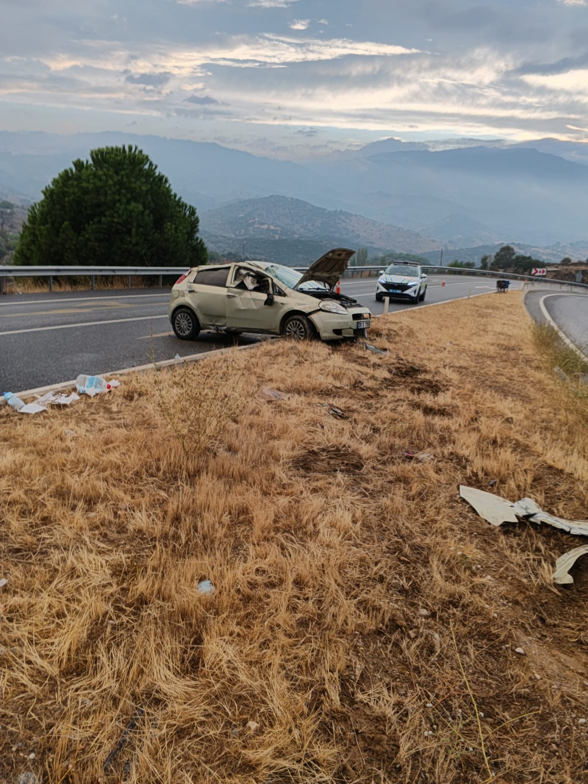 Çine’de otomobil refüje çarptı 4 yaralı
