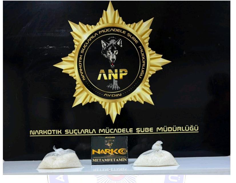 Aydın’da polisin durdurduğu bir ticari taksiden 1 kilo 21 gram metamfetamin ele geçirildi