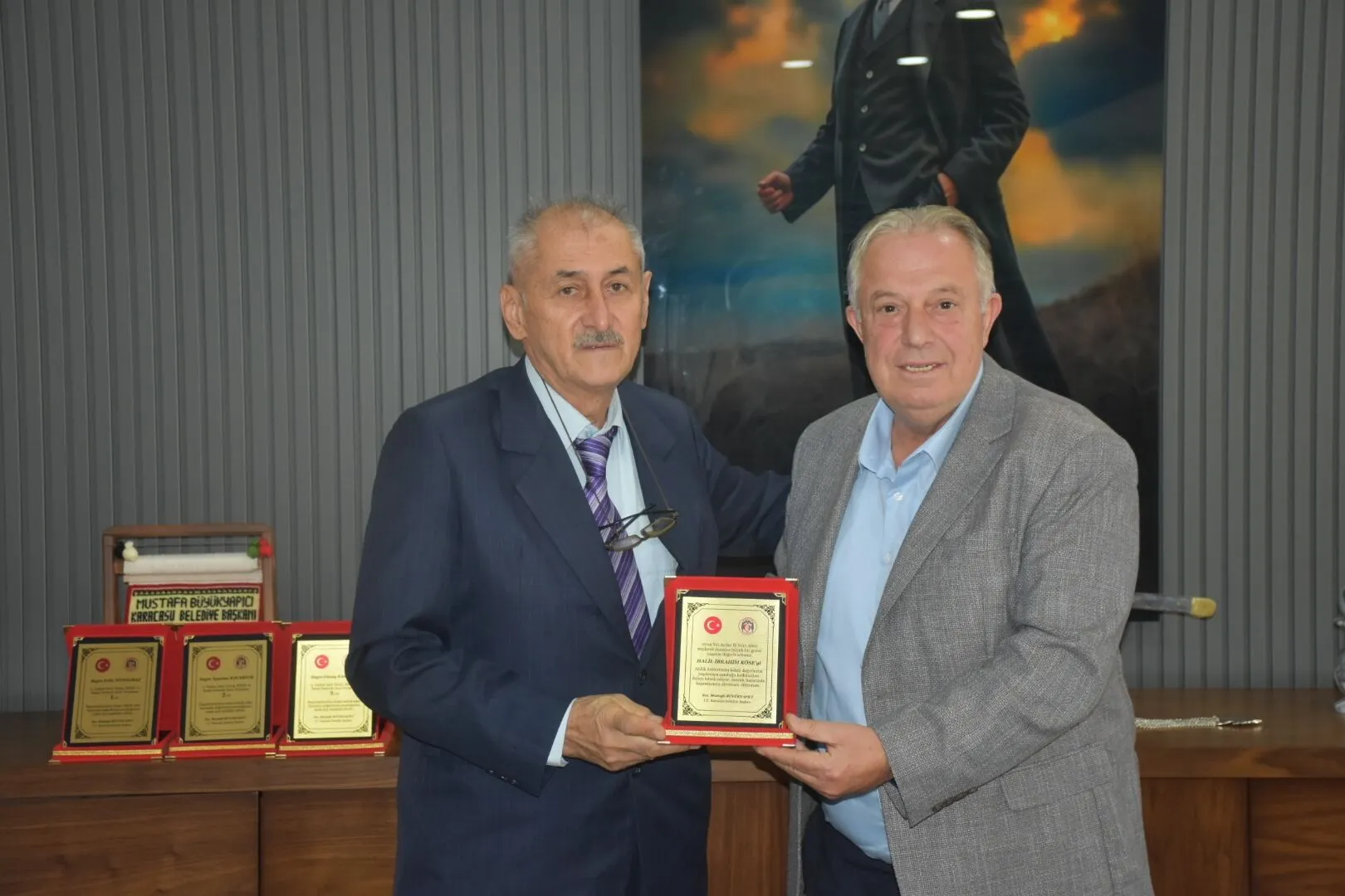Başkan Büyükyapıcı yılın AHİSİ Köse’ye plaket verdi