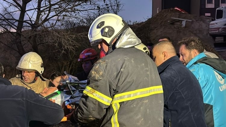 Toprak kayması, 2 işçi kurtarıldı