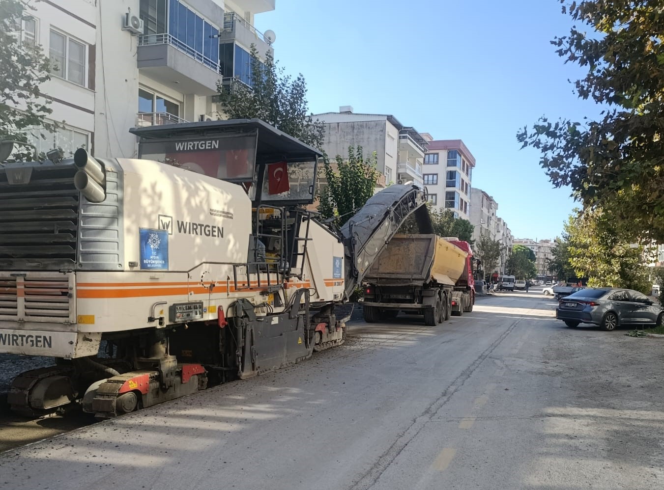 Başkan Çerçioğlu’nun öncülüğünde yol yapım ve yenileme çalışmaları kentin dört bir yanında devam ediyor