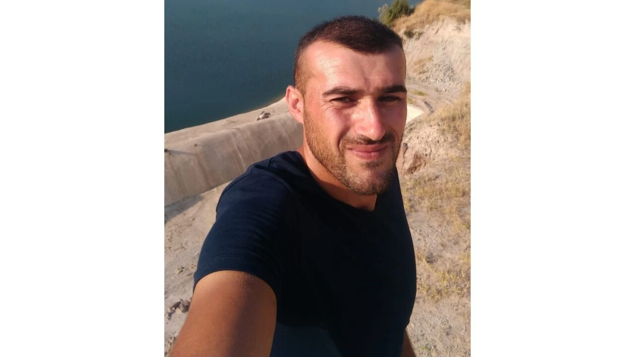 Alkol aldıkları arkadaşını odunla döverek öldürdüler