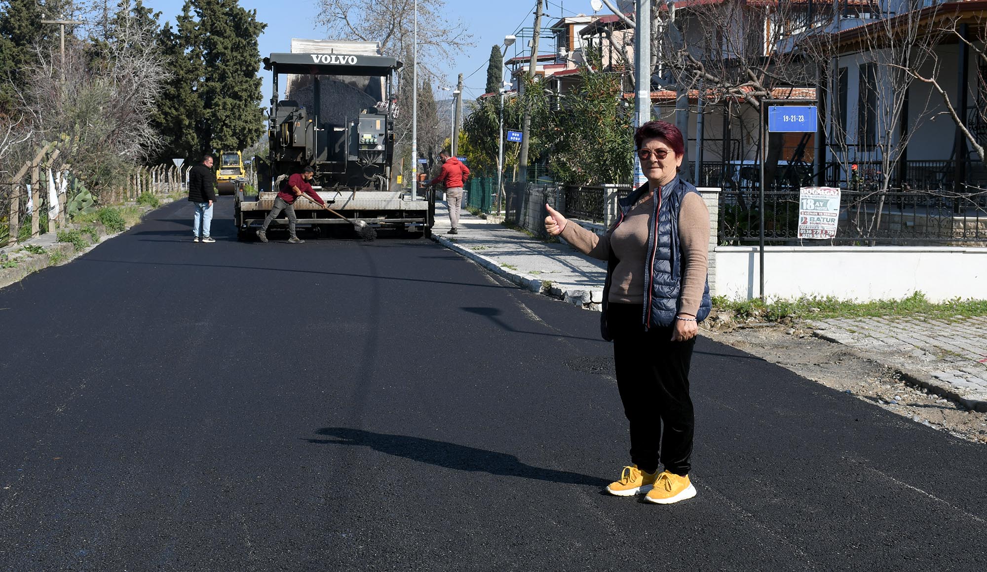 Kuşadası’nda sıcak asfalt seferberliği devam ediyor