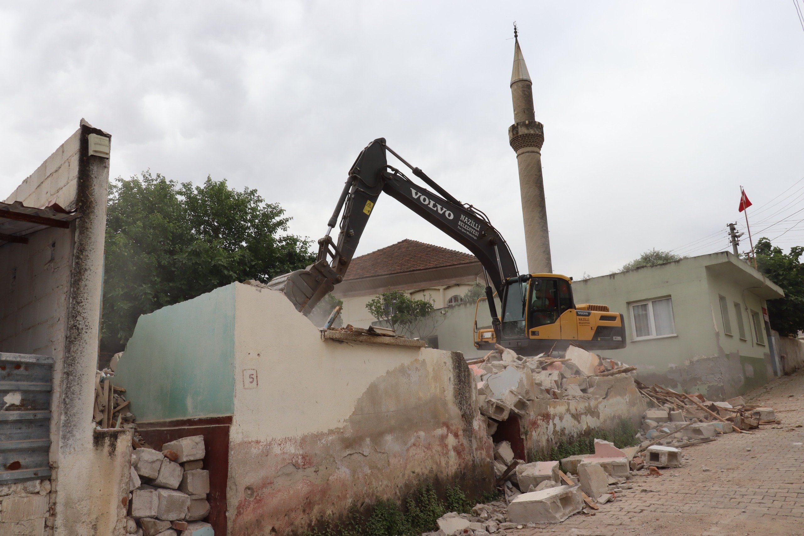 Koruma alanındaki metruk bina yıkıldı 