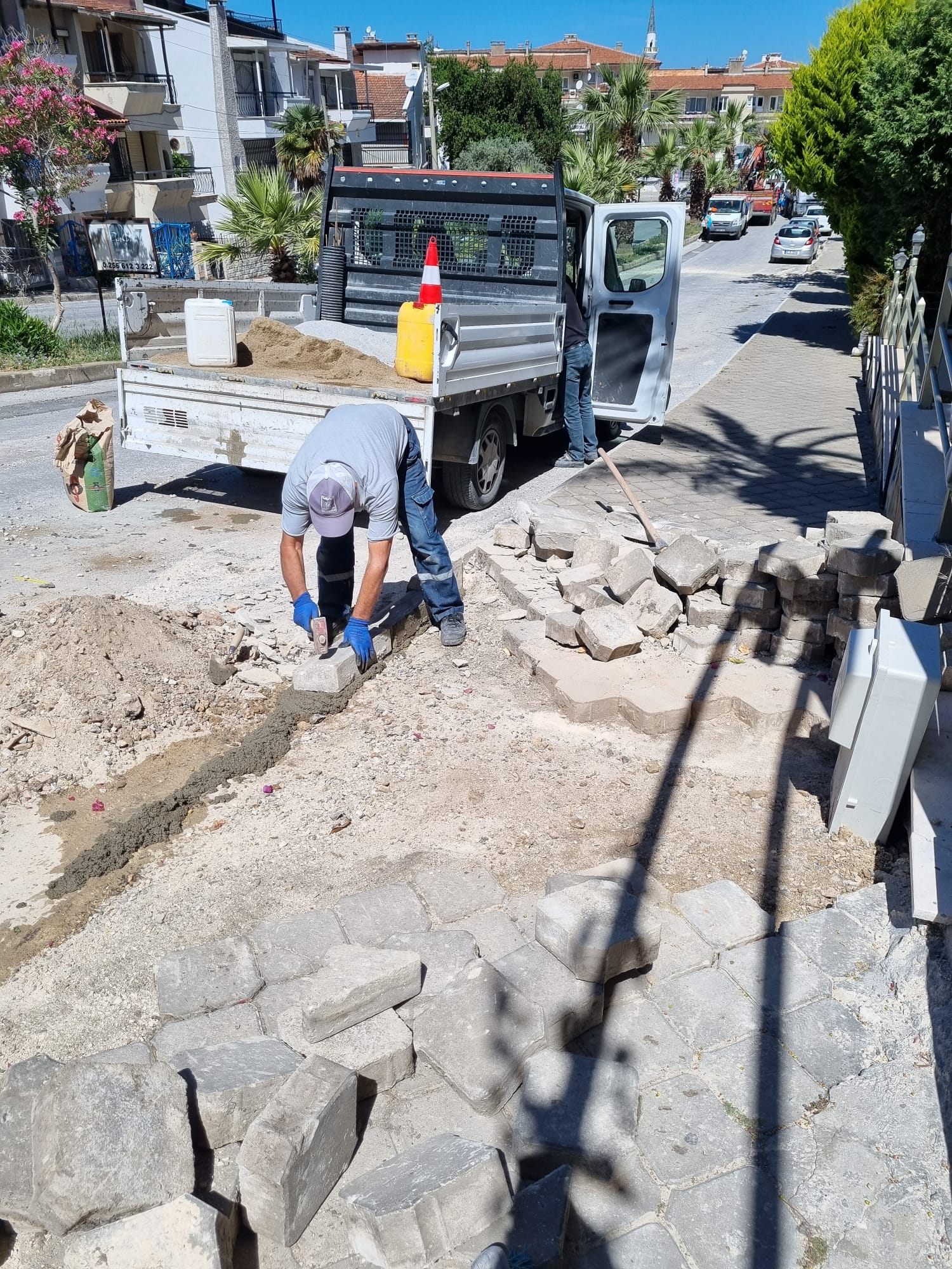 Kuşadası Belediyesi yol yapım çalışmalarına devam ediyor