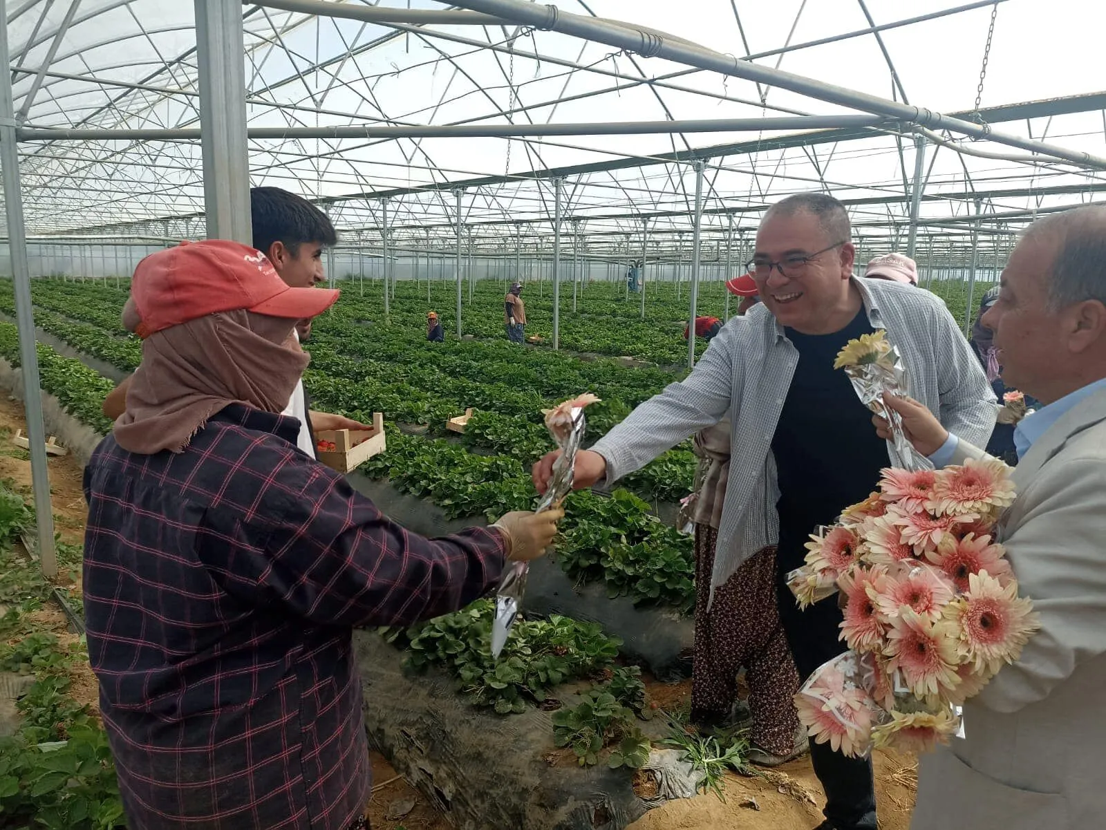 Karakoz’dan bayramda çalışmak zorunda kalan kadınlara jest