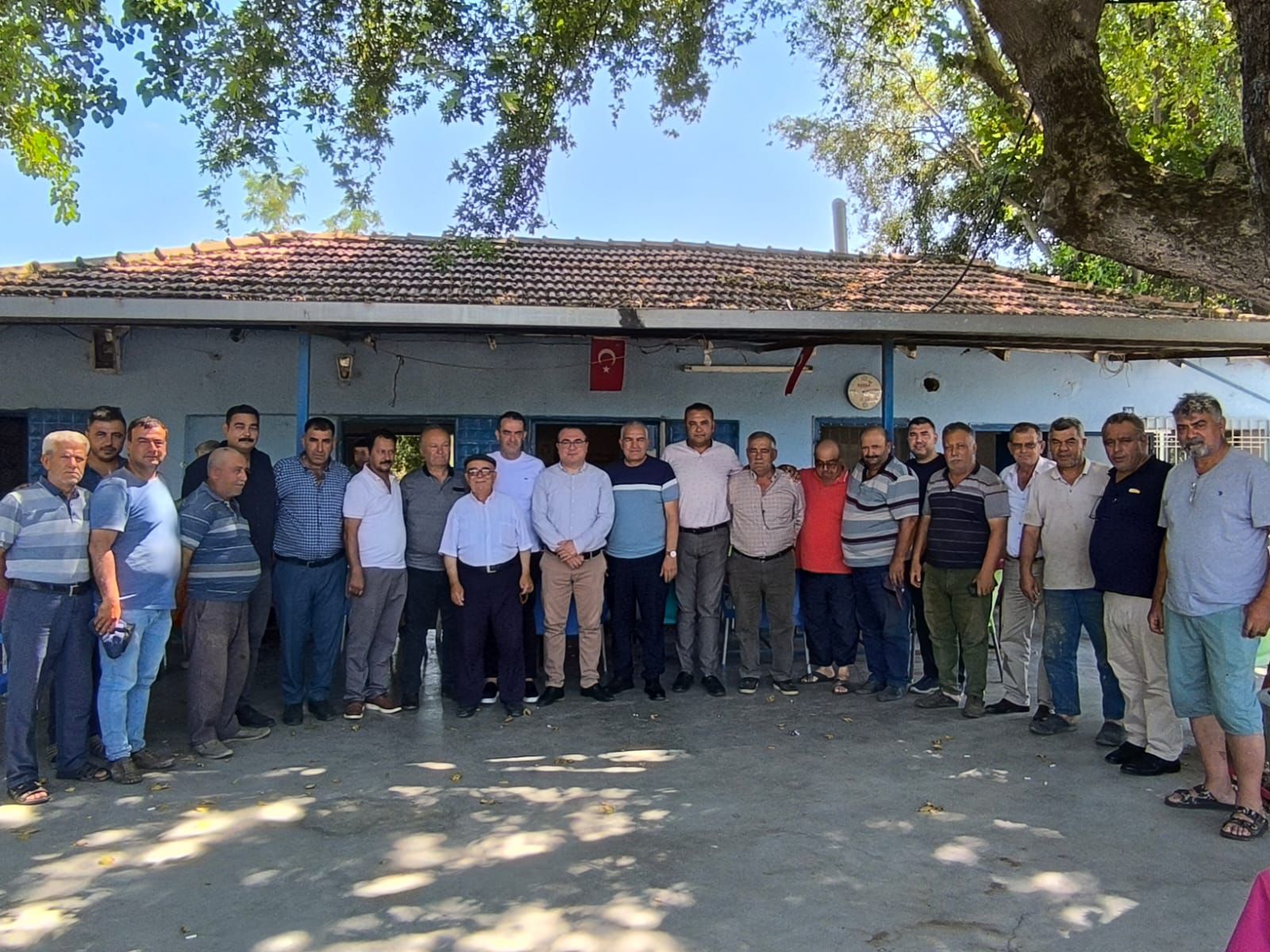 CHP’li Evrim Karakoz pazar mesaisinde Koçarlı’lı üreticilerle bir araya geldi