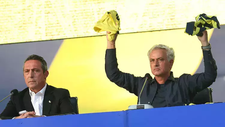 Fenerbahçe tribünlerinde Ali Koç’a alkış ve tepki bir arada! Aziz Yıldırım sesleri