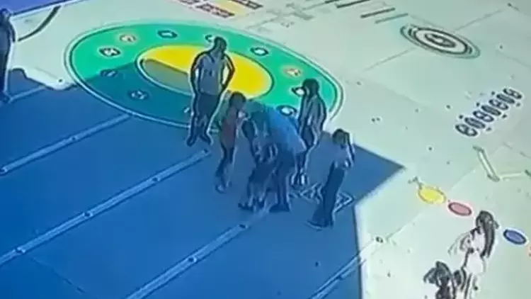  Öğrencisini Heimlich manevrasıyla kurtardı
