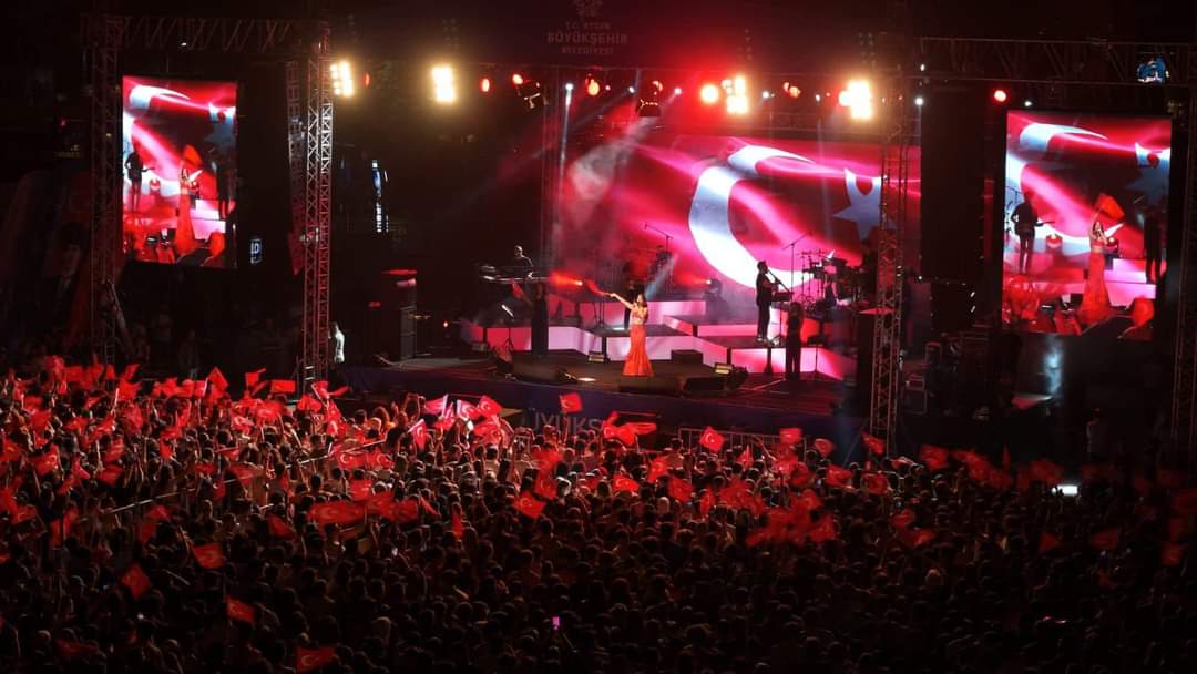 Büyükşehir Belediyesi Nazilli’de konser vererek