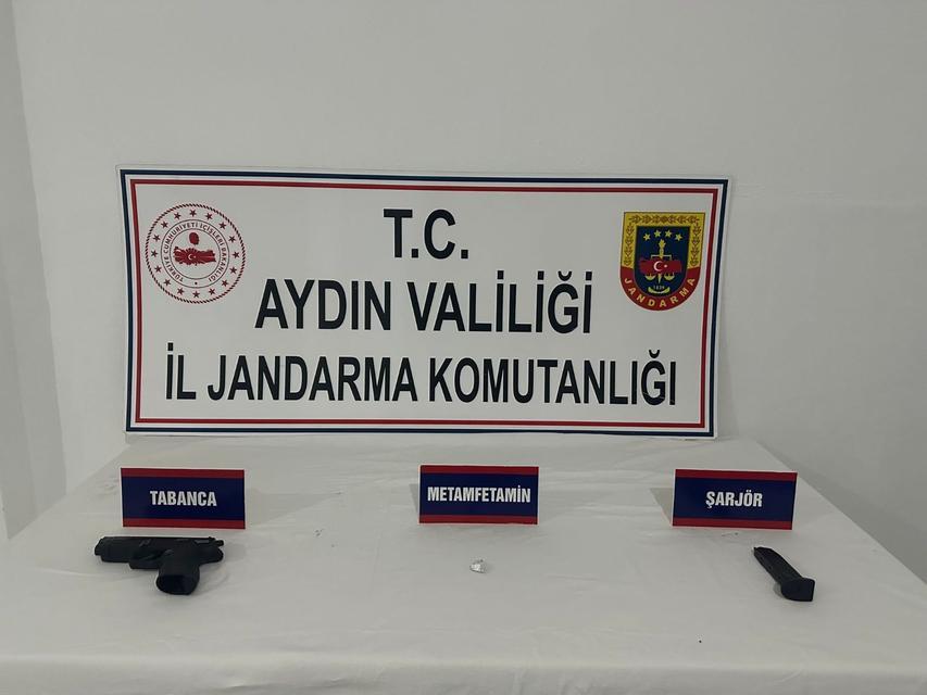 Şüpheli şahısların üzerinde silah ve uyuşturucu ele geçirildi