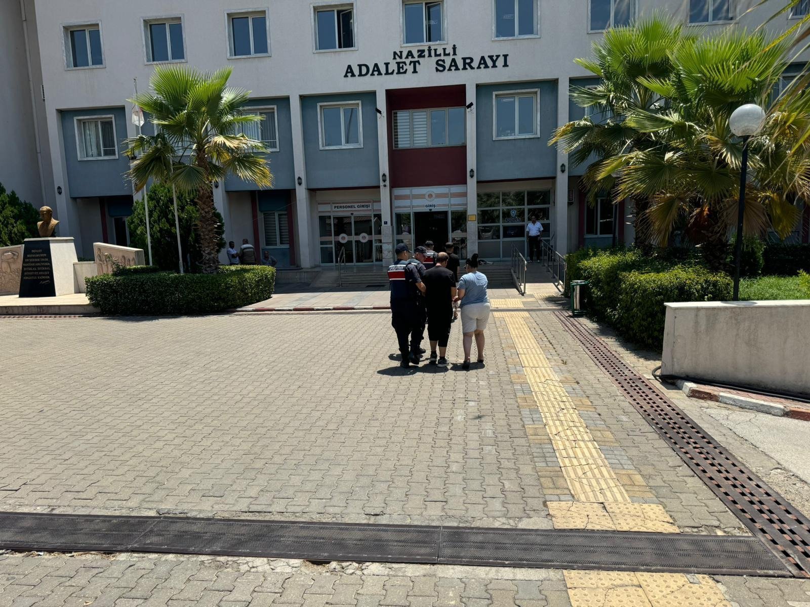 Kuyucak’ta uyuşturucu satıcıları tutuklandı