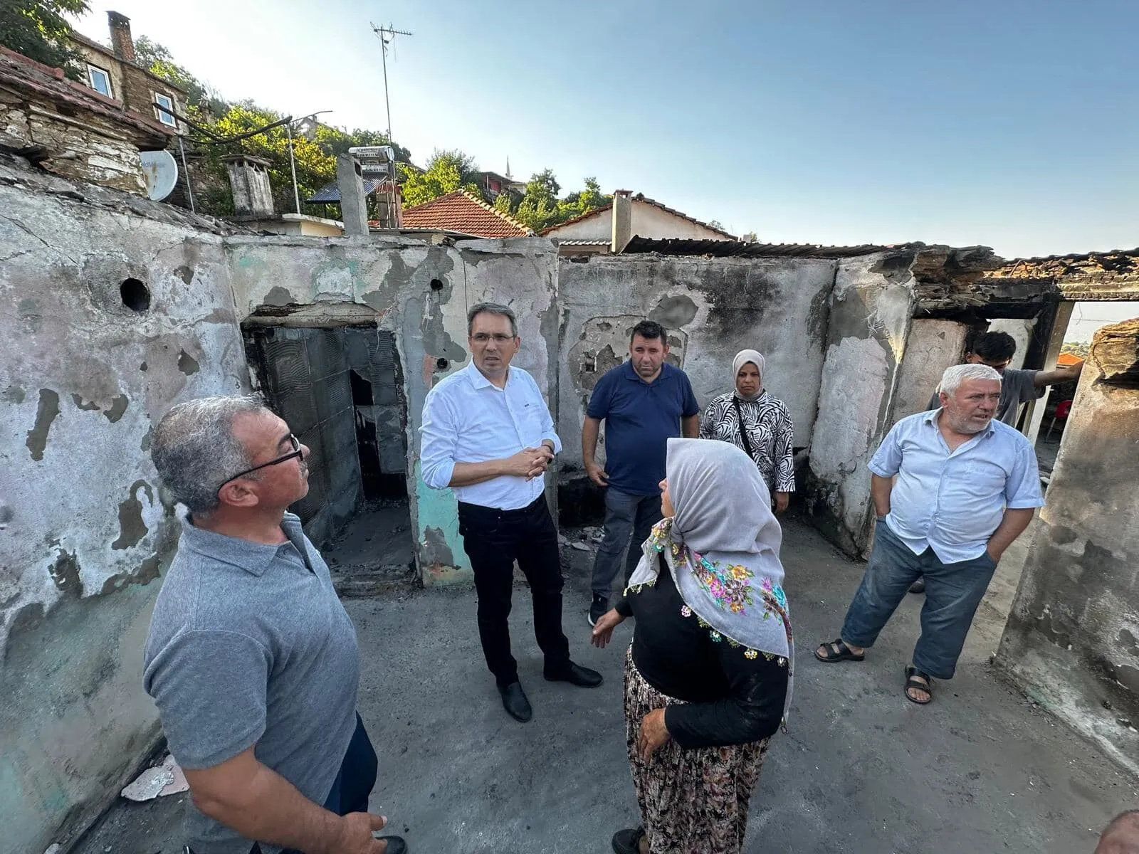 Ökten’ten evi yanan mahalle başkanına ‘geçmiş olsun’ ziyareti