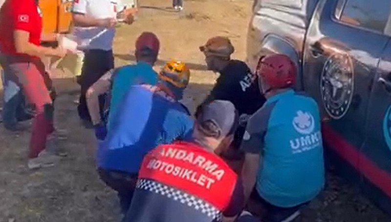 Boş araziye çakılan paraşütçü kurtarıldı