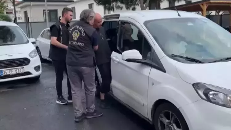 Otomobilde kavga ettiği arkadaşını bıçaklayarak öldürdü