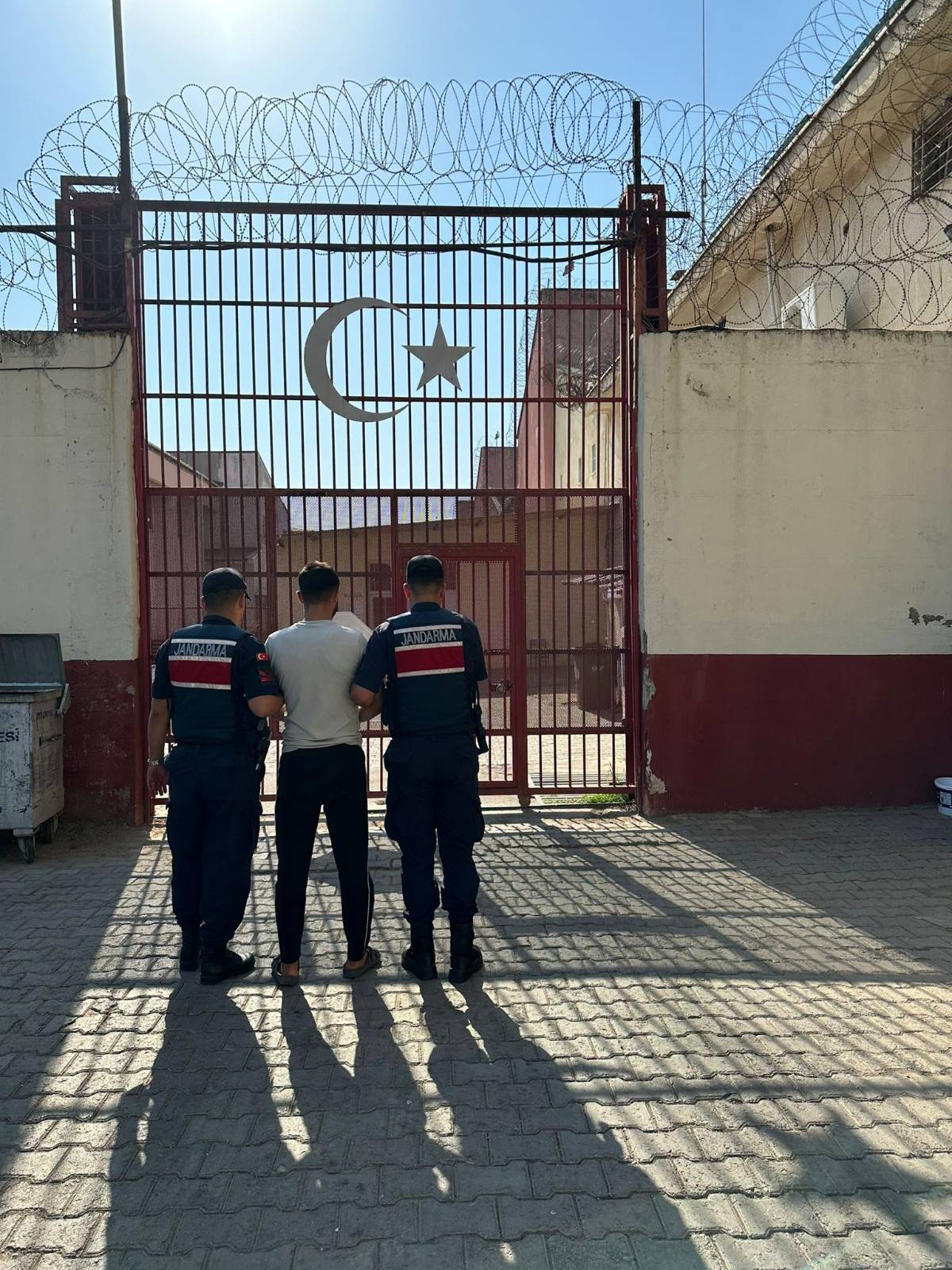 Babasının işyerini kurşunladı