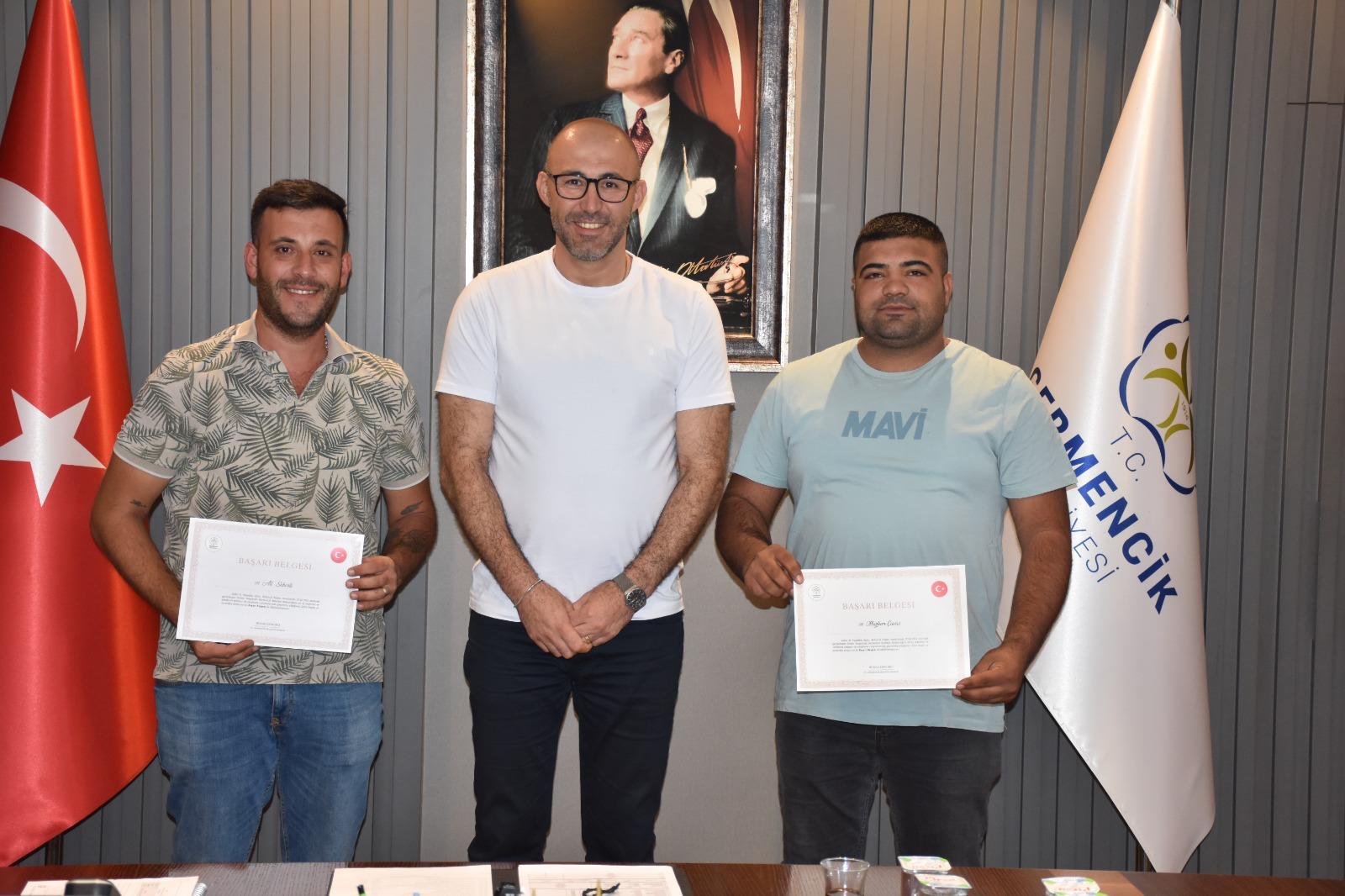 Başkan Zenci’den personellerine başarı belgesi
