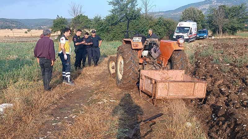 Traktörün üzerinde tüfekle vurulmuş bulundu