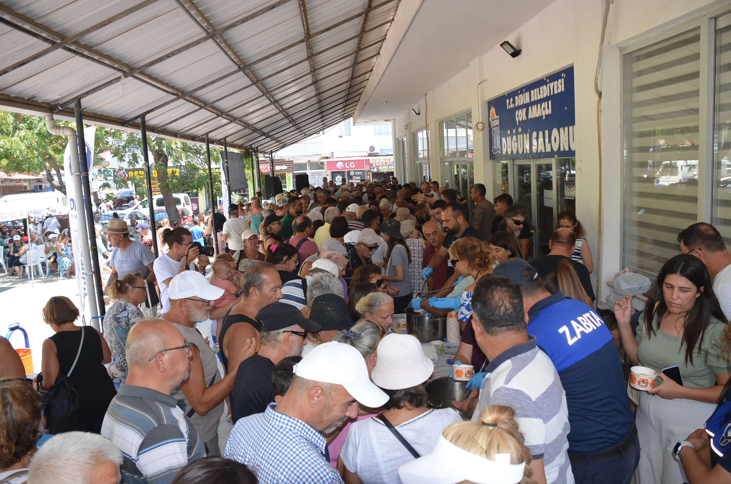 Didim belediyesinden aşure ikramı