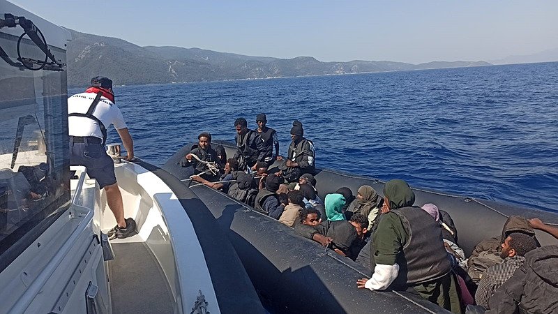 Kuşadası’nda 33 düzensiz göçmen kurtarıldı