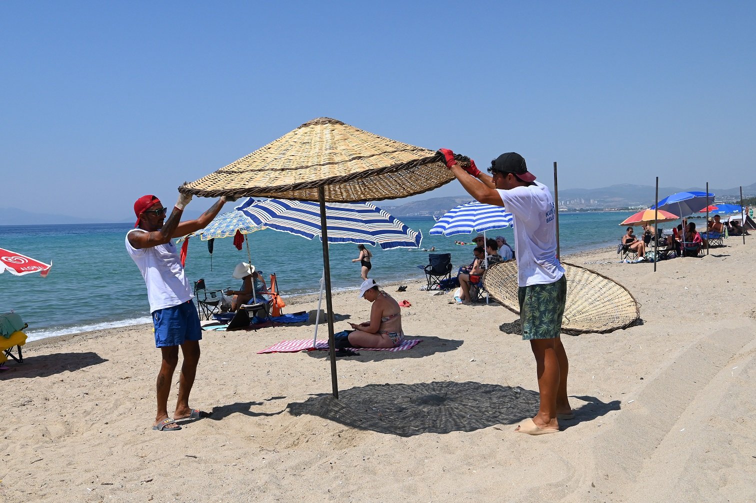 Kuşadası’nda Ücretsiz şezlong ve şemsiye uygulama devam ediyor