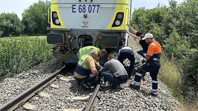 Tren çapa makinesine çarptı; 1 kişi öldü