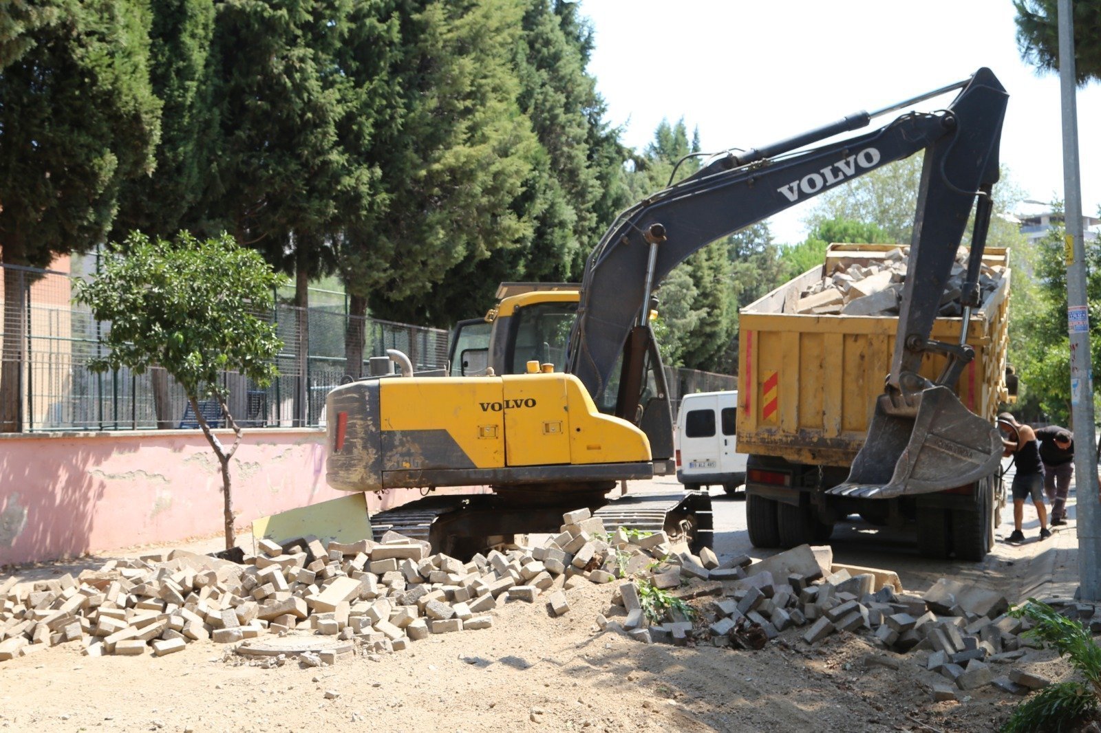 Efeler’in yolları yenileniyor