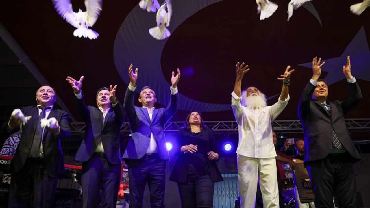 CHP Lideri Özgür Özel, Çine’de Suavi konserine katıldı
