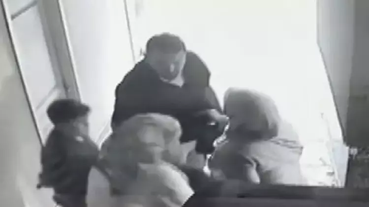Öfkelendiği çocuğu havaya kaldırıp yere attı