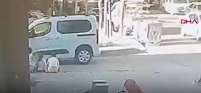 Otomobil, kaldırımda oturan 4 çocuğun üzerinden geçti